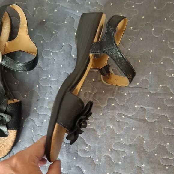 b.o.c. Black Floral Sandals size 8 - Picture 3 of 5